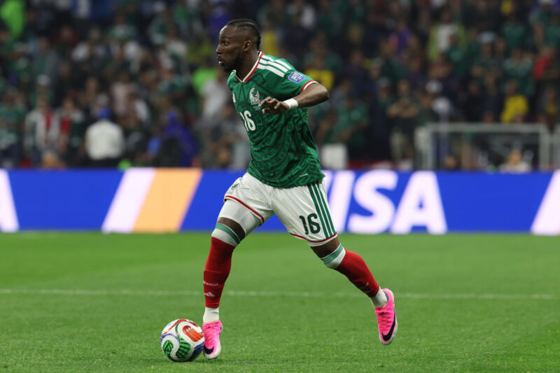 Julián Quiñones de México controla un balón este martes, en un partido de los dieciseisavos de final del Mundial de la FIFA 2026 entre México y Ecuador en el estadio Azteca​, en Ciudad de México (México). EFE/ Alex Cruz