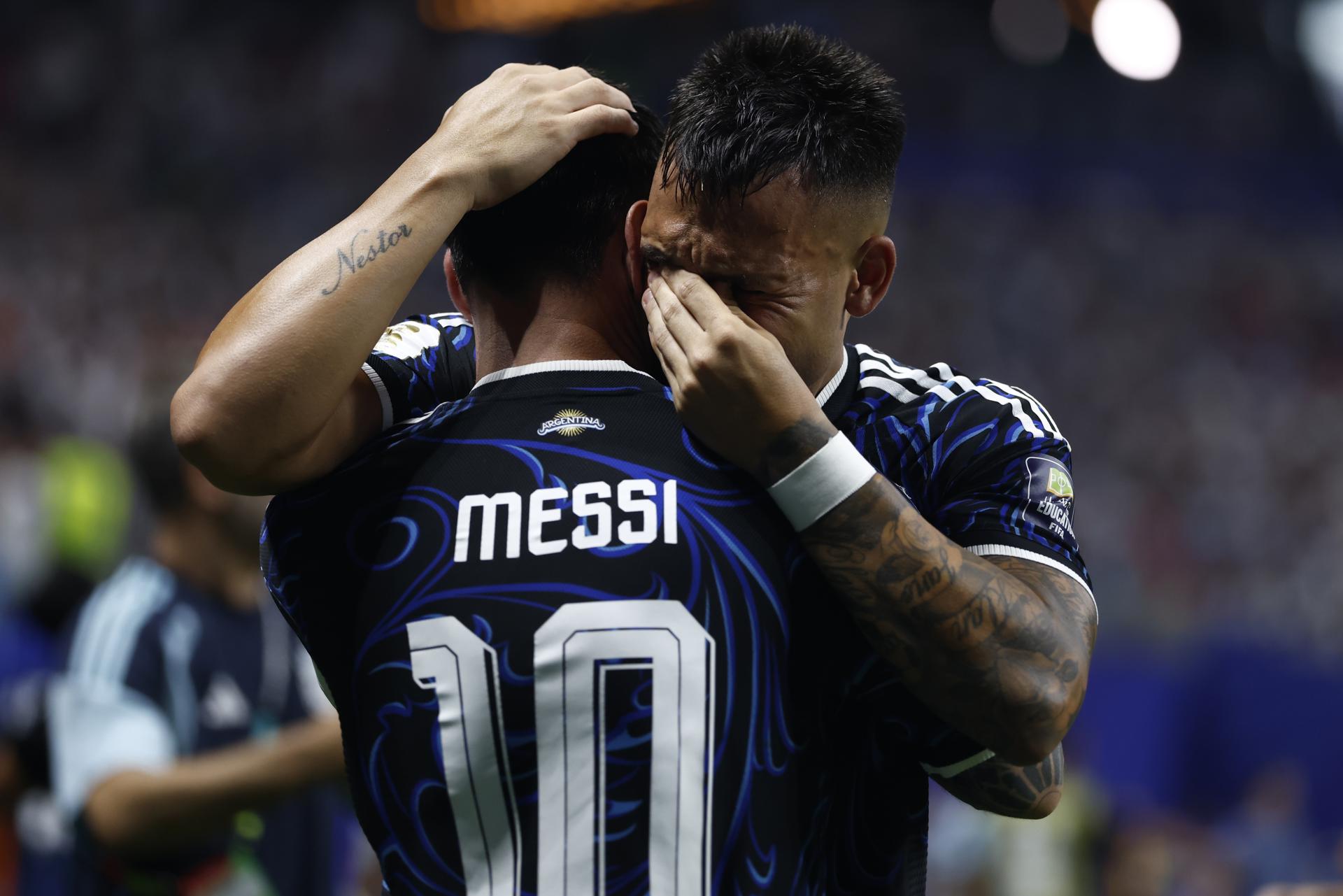 Lautaro Martinez (R) se abrazo con Lionel Messi en Atlanta, USA.. EFE/EPA/WILL OLIVER