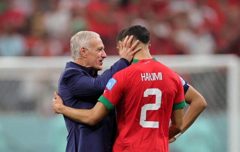 El técnico de Francia, Didier Deschamps (L) y el lateral de Marruecos Achraf Hakimi en la semifinal de 2022 en Catar. EFE/EPA/Friedemann Vogel
