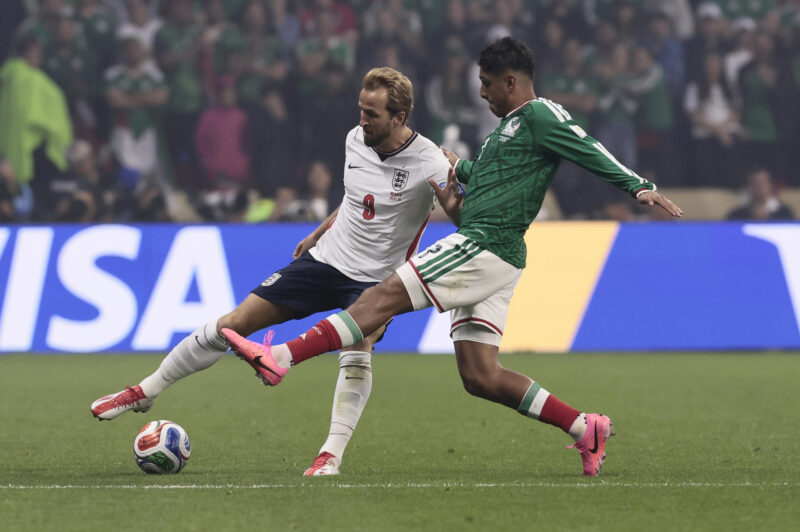 Las 3 decisiones que condenaron a México ante Inglaterra Harry Kane (i), de Inglaterra, pasa el balón en un partido de los octavos de final del Mundial 2026 entre México e Inglaterra en el estadio Azteca en Ciudad de México (México). EFE/ José Méndez