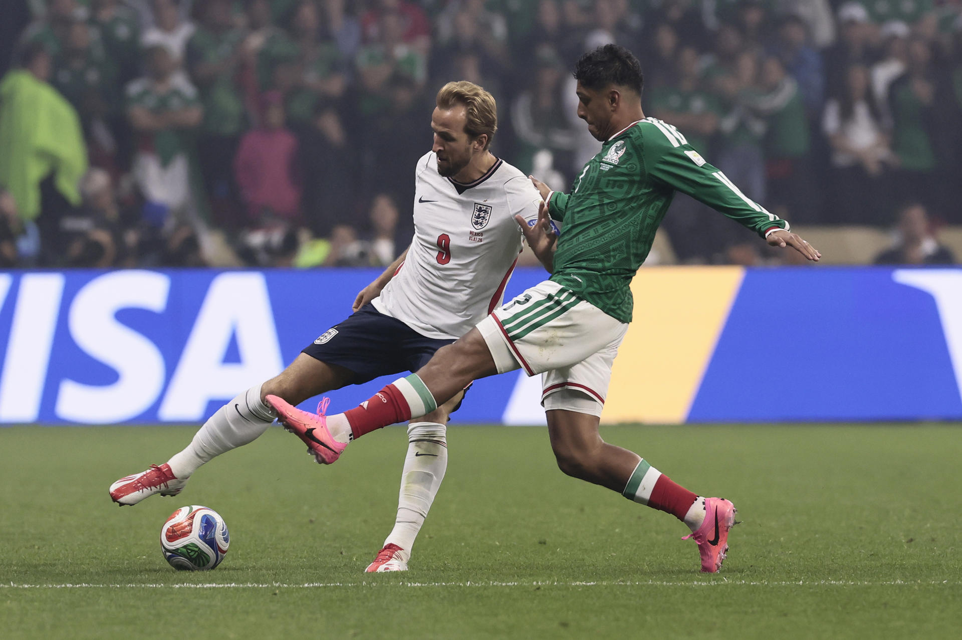 Harry Kane (i), de Inglaterra, pasa el balón en un partido de los octavos de final del Mundial 2026 entre México e Inglaterra en el estadio Azteca en Ciudad de México (México). EFE/ José Méndez