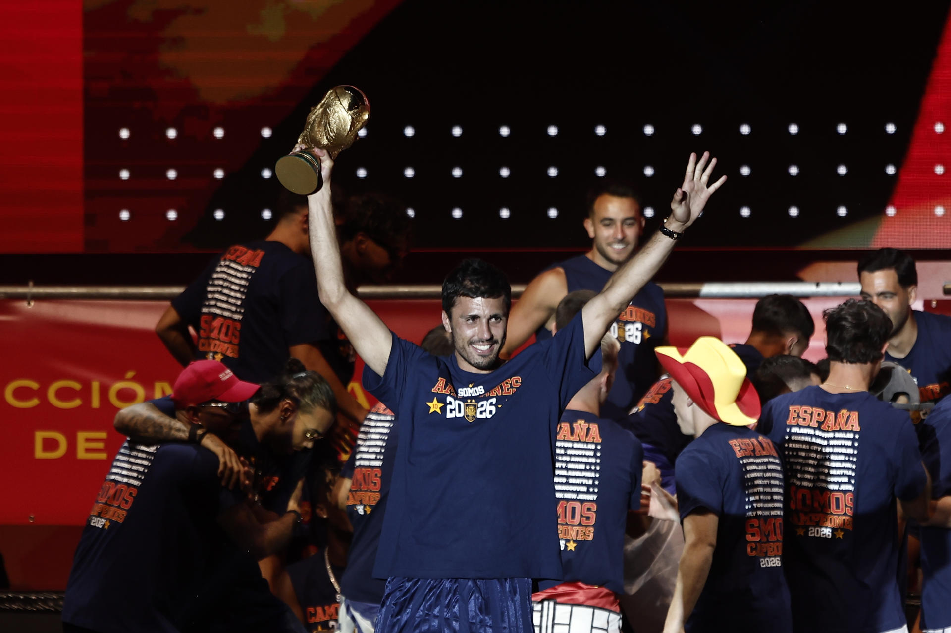 Real Madrid decide fichar a Rodri y ahora negociara con el Man City El jugador de la selección española Rodrigo durante la celebración este lunes en la plaza de Cibeles de la conquista del Mundial 2026 por parte del combinado español. EFE/Sergio Pérez