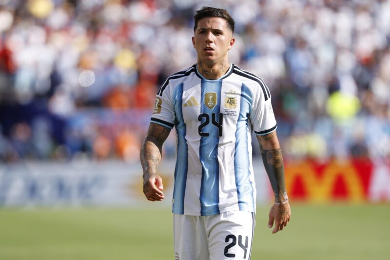 Fotografía del 19 de junio de 2026 en la que se observa a Enzo Fernández, de Argentina, al abandonar el campo tras ser expulsado durante el partido de la final del Mundial 2026 entre España y Argentina en Nueva Jersey (EE.UU.). EFE/SHAWN THEW