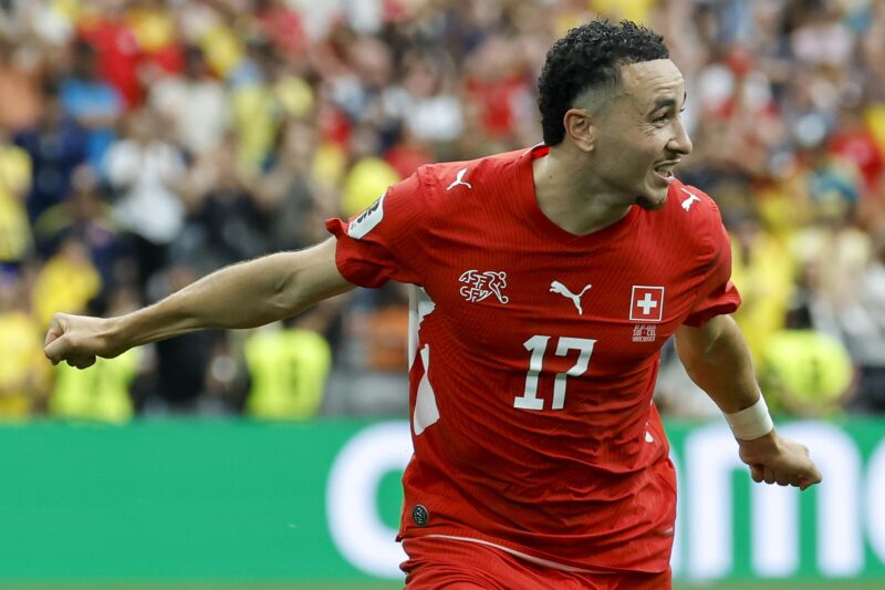 El futbolista Rubén Vargas, de Suiza, celebra el penalti anotado que dio la victoria a su selección sobre la de Colombia en octavos de final del Mundial de Estados Unidos, México y Canadá. EFE/ PETER KLAUNZER
