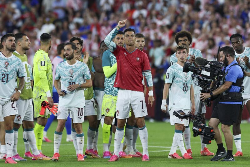 ¿Cómo le ha ido a España las veces que enfrentó a Portugal? Cristiano Ronaldo, de Portugal, usa la camiseta del fallecido Diogo Jota y celebra con sus compañeros el triunfo ante Croacia en Toronto. EFE/EPA/MIGUEL A. LOPES