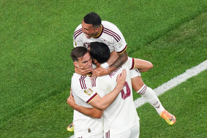 Jugadores de España celebran un gol de Mikel Merino este lunes, en un partido de los octavos de final del Mundial de la FIFA 2026 entre Portugal y España en el estadio AT&T en Arlington (Estados Unidos). EFE/ Kenneth Fernández
