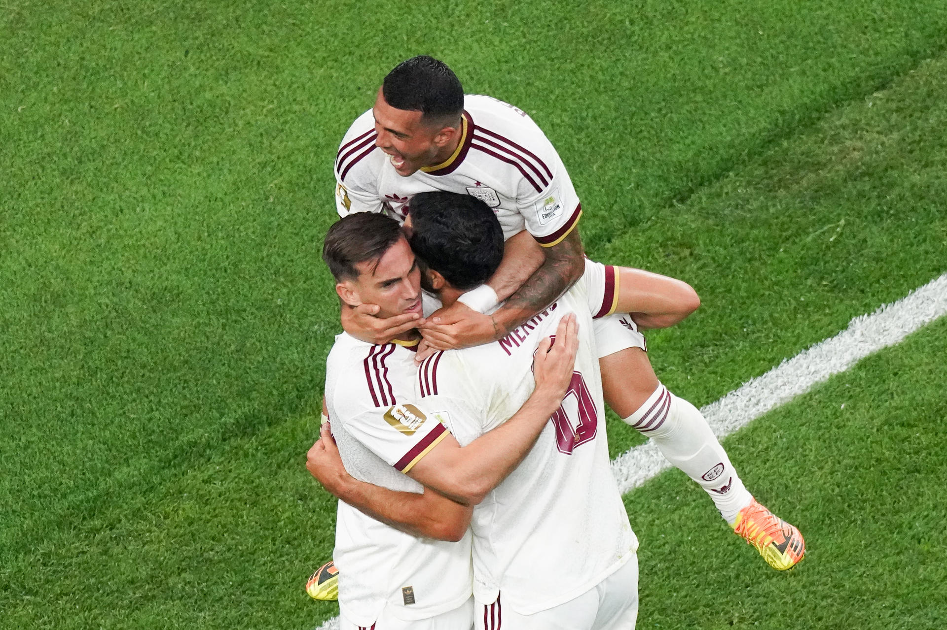 Jugadores de España celebran un gol de Mikel Merino este lunes, en un partido de los octavos de final del Mundial de la FIFA 2026 entre Portugal y España en el estadio AT&T en Arlington (Estados Unidos). EFE/ Kenneth Fernández