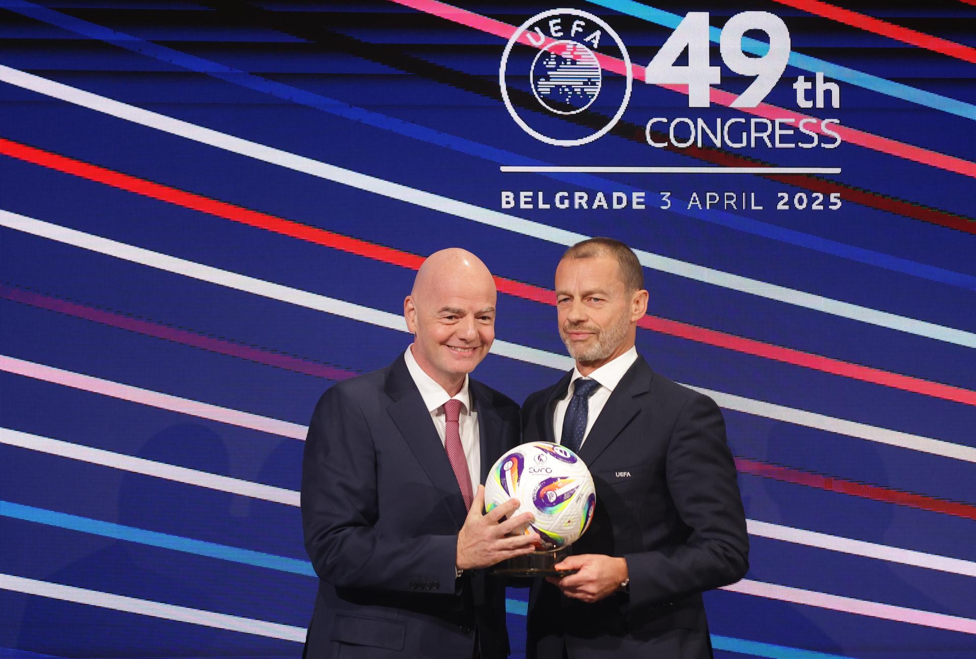 Los presidentes de FIFA Gianni Infantino (IZ) y de UEFA Aleksander Ceferin durante el Congreso de la UEFA en Belgrado el 3 de abril de 2025. (Belgrado) EFE/EPA/ANDREJ CUKIC