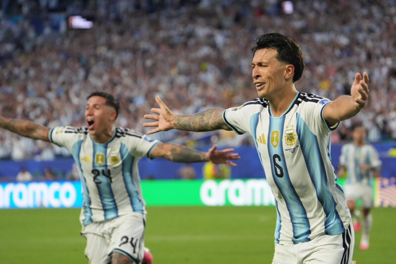 ¿Por qué dicen que Argentina es la selección más favorecida? Lisandro Martinez (d), de Argentina, celebra el gol del triunfo de su selección sobre la de Cabo Verde (3-2) en el partido de dieciseisavos de final del Mundial de Estados Unidos, México y Canadá disputado este viernes. EFE/Alberto Boal