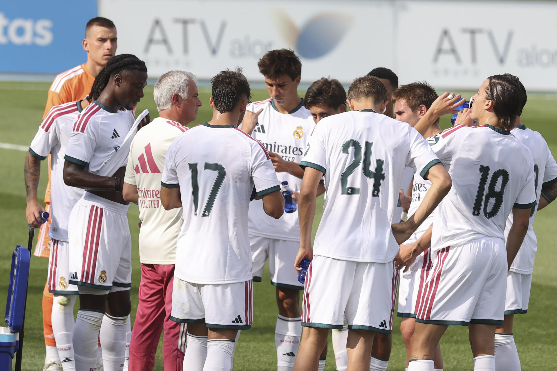 Fotografía del pasado 28 de julio, en la que puede verse al entrenador del Real Madrid, José Mourinho (2i), junto a sus jugadores. EFE/Víctor Lerena