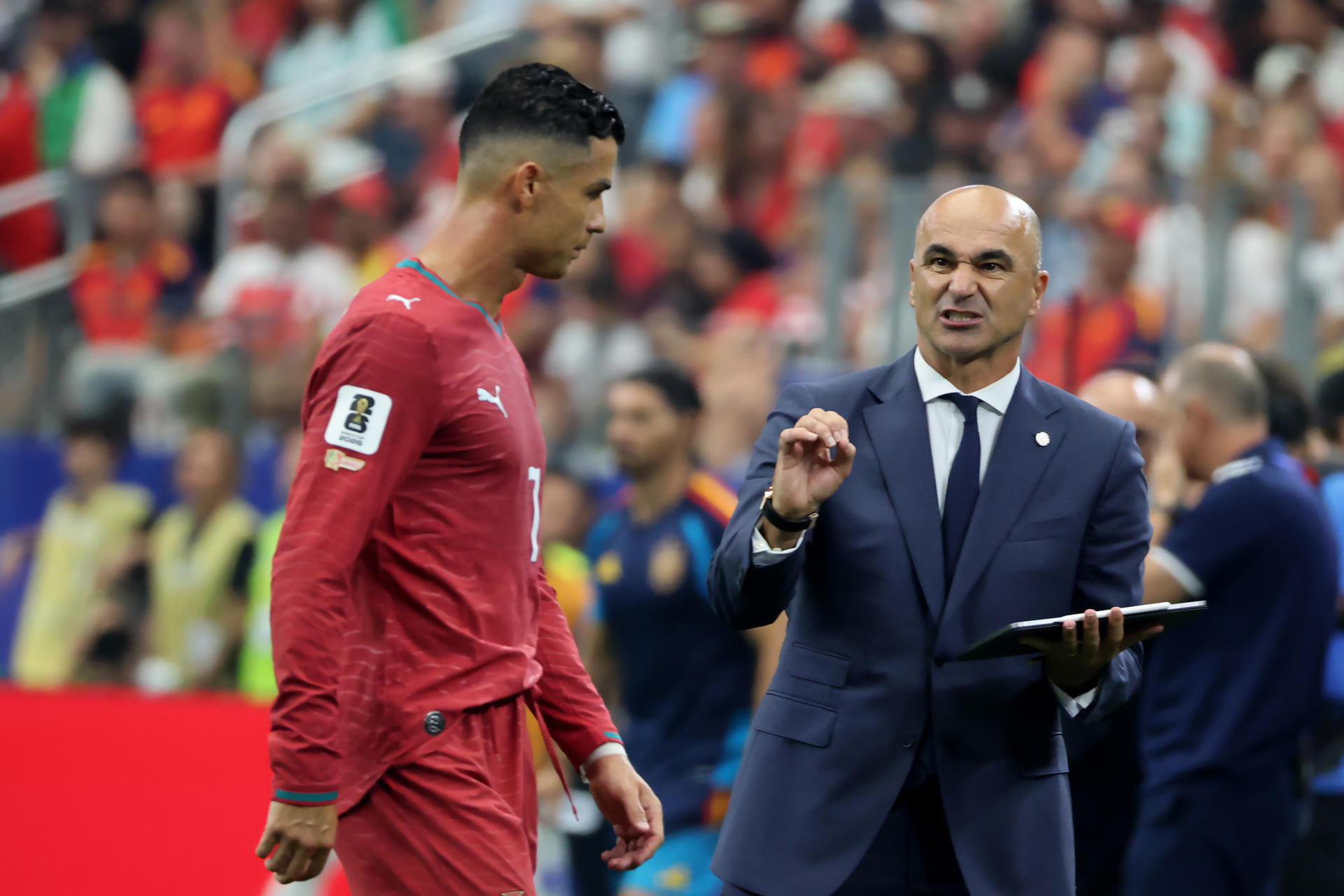 Jorge Jesus es el nuevo director técnico de la Selección de Portugal El seleccionador de Portugal Roberto Martínez (d) habla con Cristiano Ronaldo este lunes, en un partido de los octavos de final del Mundial de la FIFA 2026 entre Portugal y España en el estadio AT&T en Arlington (Estados Unidos). EFE/ Lavandeira Jr