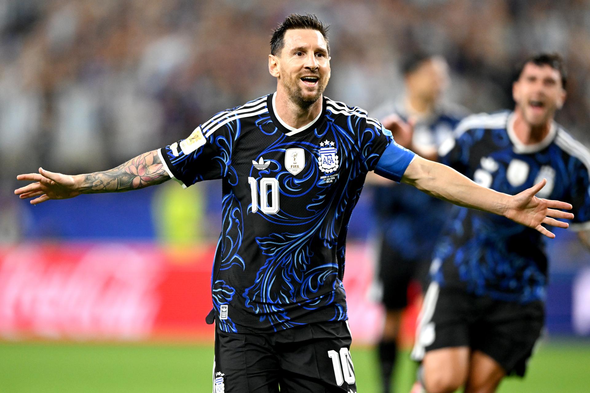 Lionel Messi, con la camiseta alternativa de Argentina ante Jordania en partido de la fase de grupos del Mundial 2026. EFE/EPA/ALBERT PENA