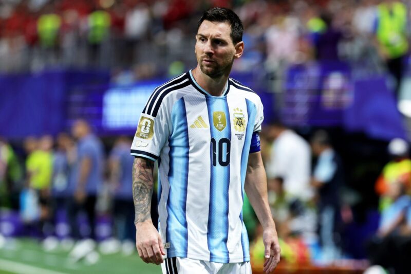Semifinal que moverá millones: los picks para Inglaterra vs Argentina Fotografía del 7 de julio de 2026 en la que se observa a Lionel Messi, de Argentina, al reaccionar durante el partido de octavos de final del Mundial 2026 entre Argentina y Egipto en Atlanta (EE.UU.). EFE/CRISTOBAL HERRERA-ULASHKEVICH