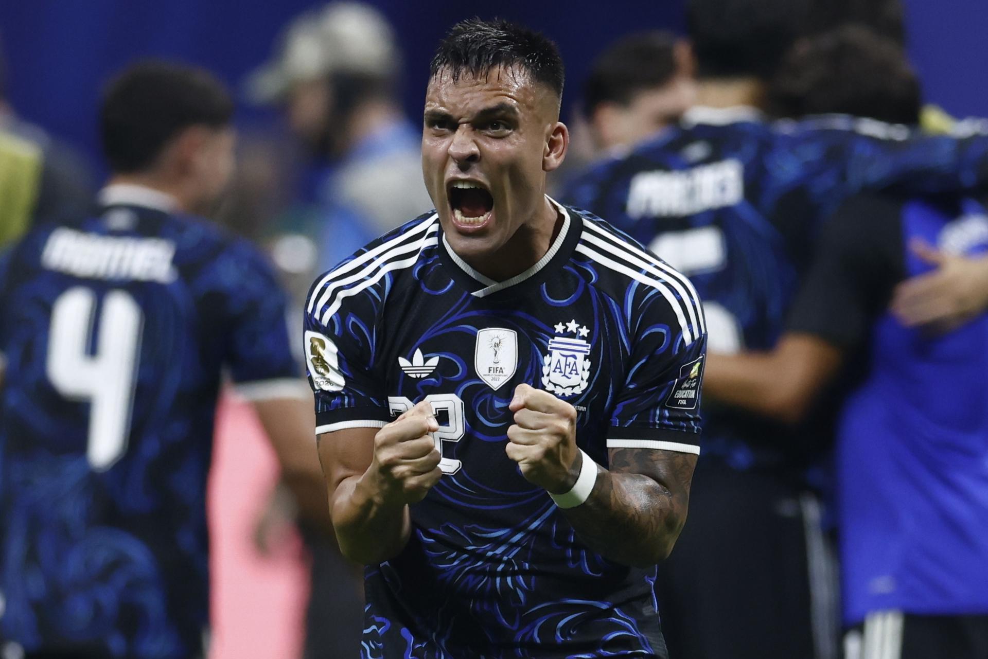 El internacional argentino Lautaro Martínez celebra la victoria de su selección sobre la de Inglaterra este miércoles, en la semifinal del Mundial de Estados Unidos, México y Canadá. EFE/WILL OLIVER