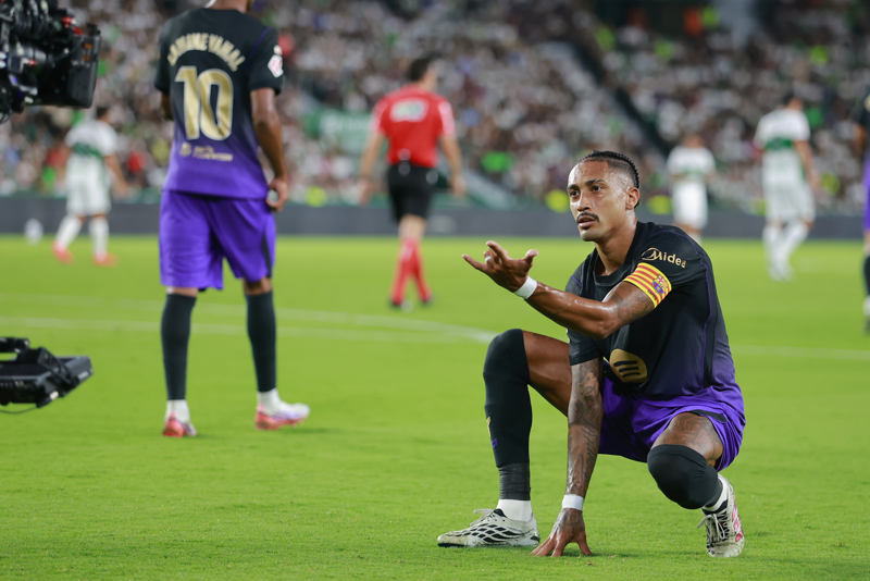El Barcelona arrolla al Elche con recital de Raphinha y Fermín