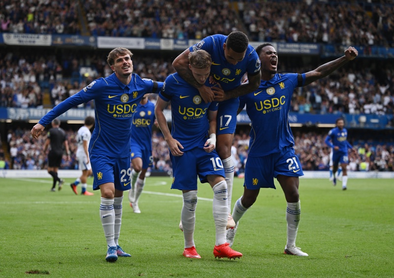 El jugador del Chelsea Cole Palmer (2-I) celebra con sus compañeros el 4-2 goal durante el partido de la Premier League que han jugado Chelsea FC yBrighton & Hove Albion, en Londres,) EFE/EPA/DANIEL HAMBURY