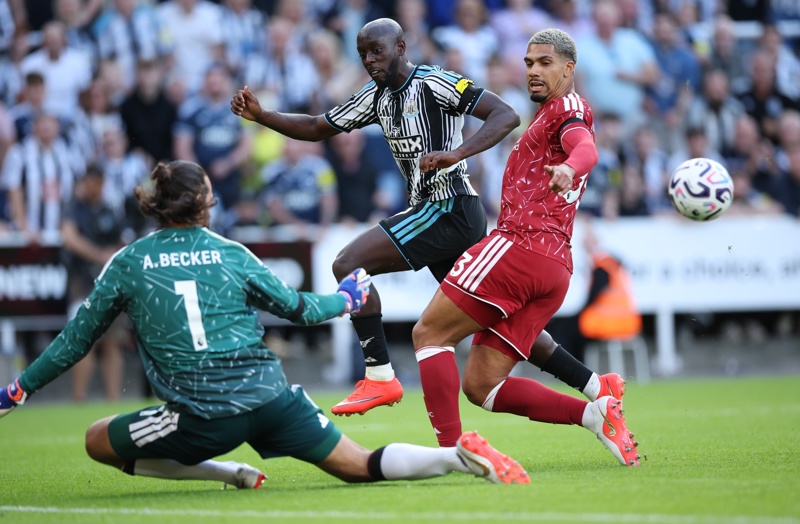 Final de locura y polémica en St James' Park: Liverpool rescata empate Final de locura y polémica en St James' Park: Liverpool rescata empate