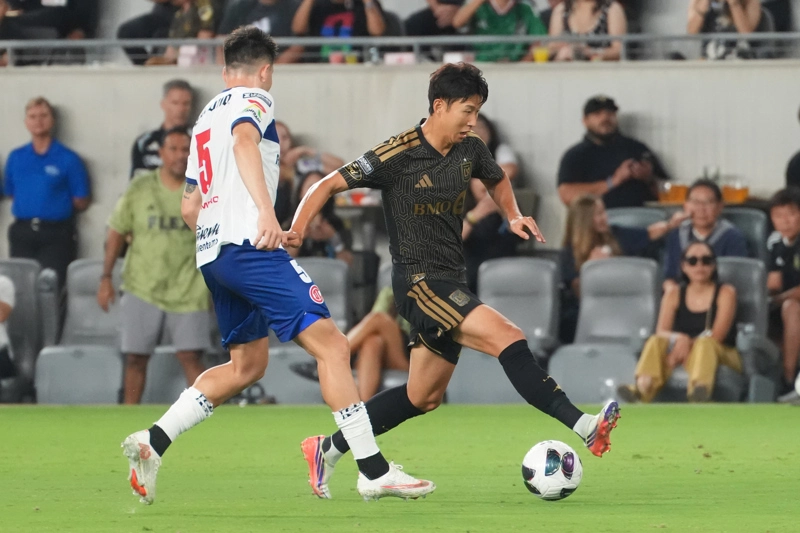LOS ÁNGELES (ESTADOS UNIDOS), 09/08/2026.- Franco Agustín Romero (i) de Toluca disputa el balón con Son Heung-Min de Los Ángeles FC este sábado, en un partido de la Leagues Cup entre Toluca y Los Ángeles FC, en el estadio BMO en Los Ángeles (EE.UU). EFE/ Omar Alonso