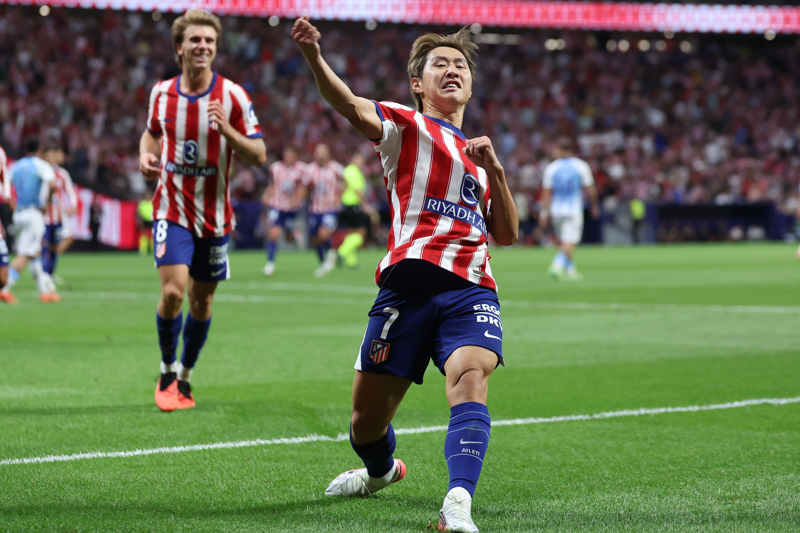 El delantero coreano del Atlético de Madrid Kang-In Lee (d) celebra su gol durante el partido de la primera jornada de LaLiga que Atlético de Madrid y Málaga CF disputan este miércoles en el estadio Metropolitano. EFE/Kiko Huesca