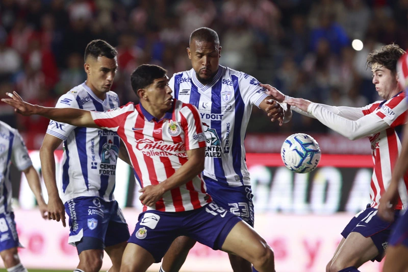 PACHUCA (MÉXICO), 29/08/2026.- Salomón Rondón (atrás) de Pachuca disputa el balón con Kevin Castañeda de Guadalajara este sábado, en un partido del la Liga MX entre Pachuca y Chivas de Guadalajara, en el estadio Hidalgo en Pachuca (México). EFE/ David Martínez Pelcastre Chivas