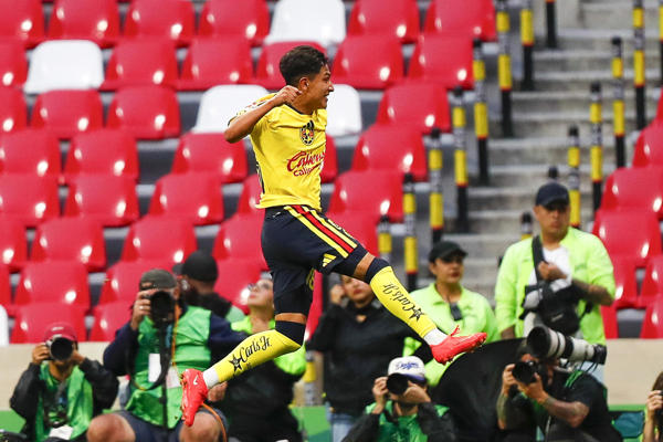 MEX543. CIUDAD DE MÉXICO (MÉXICO), 16/08/2026.- Diego Arriaga de América celebra un gol este domingo, durante un partido de la Liga MX entre  América y Atlético San Luis en el estadio Banorte, en Ciudad de México (México). EFE/Isaac Esquivel