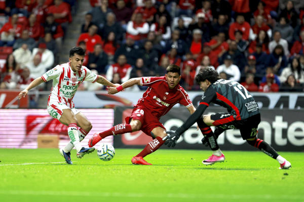 El Diablo despierta: Toluca vapulea a un Necaxa que se quedó con nueve
