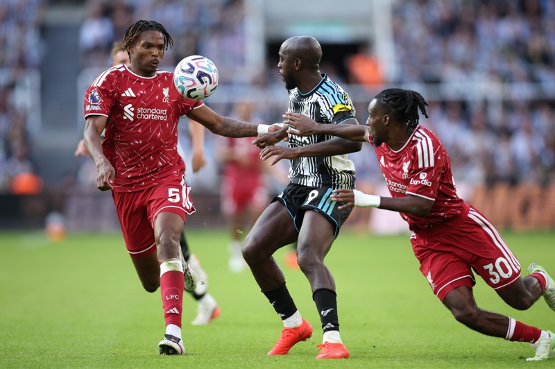 Final de locura y polémica en St James' Park: Liverpool rescata empate