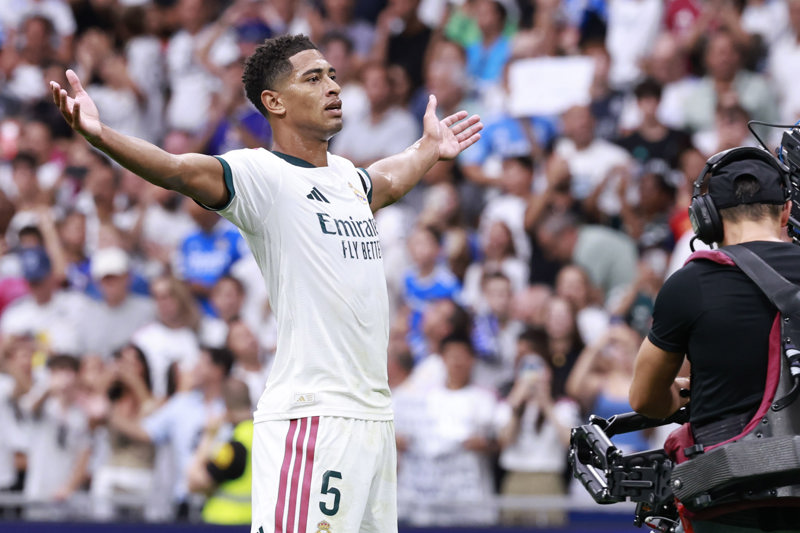 MADRID, 30/08/2026.- El centrocampista inglés del Real Madrid Jude Bellingham celebra uno de sus goles durante el partido de LaLiga entre el Real Madrid y el Málaga, este domingo en el estadio Santiago Bernabéu. EFE/ Chema Moya