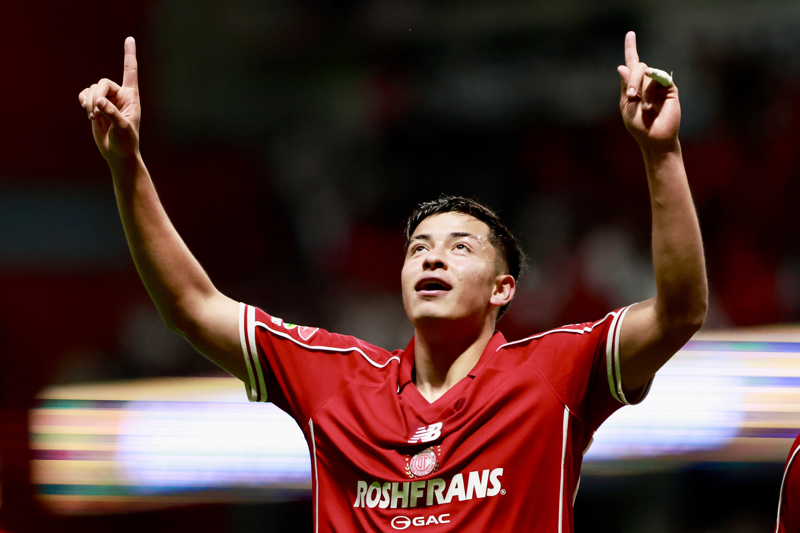 MEX1630. TOLUCA (MÉXICO), 30/08/2026.- Oswaldo Virgen de Toluca celebra un gol este domingo, en un partido de la jornada 6 de la Liga MX en el estadio Nemesio Diez, en Toluca (México). EFE/ Felipe Gutiérrez