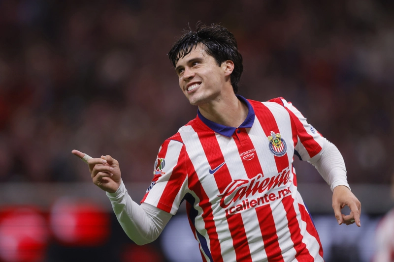 GUADALAJARA (MÉXICO), 22/08/2026.- Diego Campillo de Guadalajara celebra un gol este sábado, durante un partido del torneo apertura 2026 de la Liga MX entre Guadalajara y Tijuana en el Estadio Akron, en Guadalajara, Jalisco (México). EFE/ Francisco Guasco Chivas