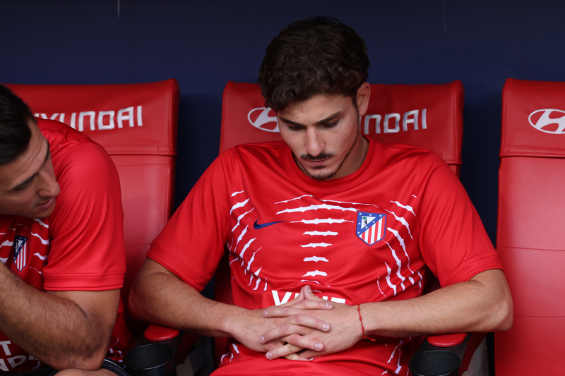 El delantero argentino del Atlético de Madrid, Julián Álvarez, en el banquillo momentos antes del partido de LaLiga entre el Atlético de Madrid y el Villarreal, este domingo en el estadio Metropolitano, en Madrid