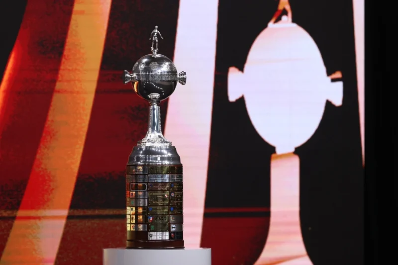 ASUNCIÓN (PARAGUAY), 29/05/2026.- Fotografía que muestra el trofeo de la Copa Libertadores durante el sorteo de los octavos de final del torneo este viernes, en Luque (Paraguay). EFE/ Juan Pablo Pino