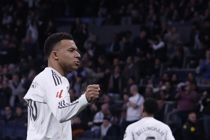 Kylian Mbappé celebra un gol la pasada temporada. EFE/ Javier Lizón