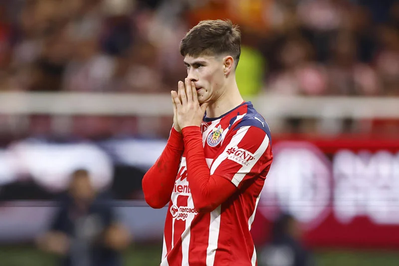 Armando González, delantero de las Chivas