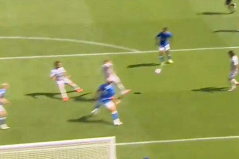 Dom Ballard sorprendió en la EFL Championship con un golazo de tacón - CAPTURA DE PANTALLA X