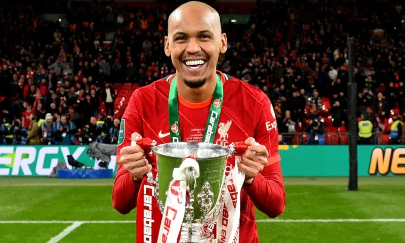 ¡Estos son los 11 cracks que aún no tienen equipo! Fabinho levantando un titulo con el Liverpool