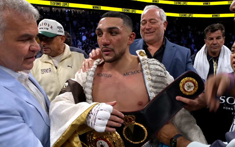 Teófimo López, nuevo campeón mundial. Captura de pantalla.