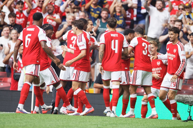 CARDIFF (United Kingdom), 16/08/2026.- Riccardo Calafiori of Arsenal (C) celebrates with his teammates after scoring the 1-0 goal during the FA Community Shield match Arsenal FC against Manchester City, in Cardiff, Wales, 16 August 2026. (Reino Unido) EFE/EPA/DIMITRIS LEGAKIS