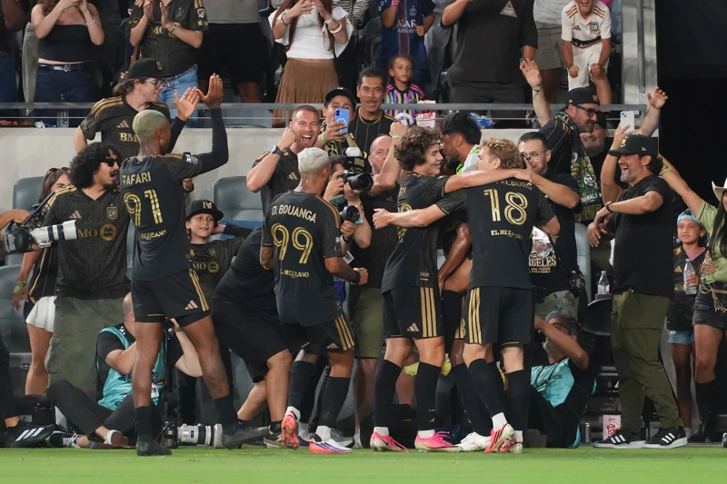 LOS ÁNGELES (ESTADOS UNIDOS), 09/08/2026.- Jugadores de Los Ángeles FC celebran un gol este sábado, en un partido de la Leagues Cup entre Toluca y Los Ángeles FC, en el estadio BMO en Los Ángeles (EE.UU). EFE/ Omar Alonso