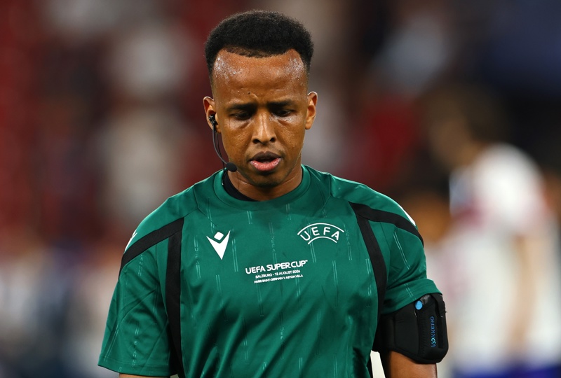 SALZBURG (Austria), 12/08/2026.- Referee Omar Artan of Somalia reacts before the UEFA Super Cup match Paris Saint-Germain against Aston Villa, in Salzburg, Austria, 12 August 2026. (Salzburgo) EFE/EPA/ANNA SZILAGYI