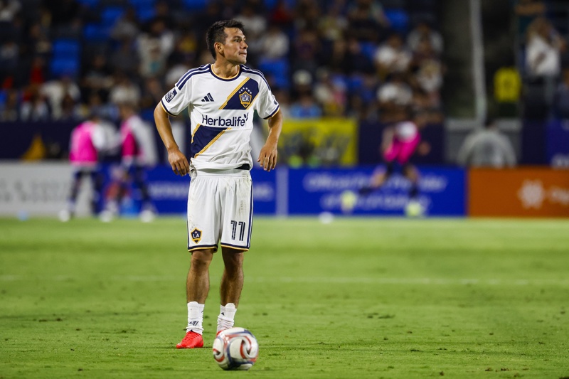 CARSON (United States), 20/08/2026.- LA Galaxy forward Hirving Lozano prepares to kick a free kick in the second half during an Major League Soccer (MLS) match between the LA Galaxy and the San Jose Earthquakes in Carson, California, USA, 19 August 2026. EFE/EPA/CHRIS TORRES