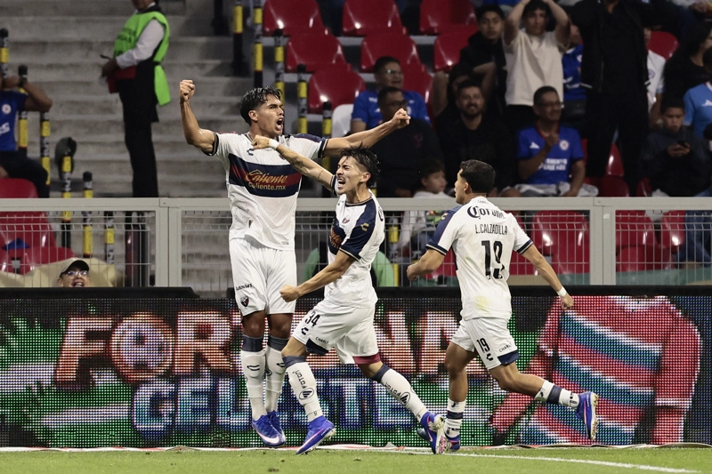 CIUDAD DE MÉXICO (MÉXICO), 01/08/2026.- Luis Puente (i) de Atlante celebra un gol este sábado, en un partido de la jornada 3 del torneo apertura 2026 de la Liga MX entre Cruz Azul y Atlante, en el Estadio Banorte en Ciudad de México (México). EFE/ José Méndez