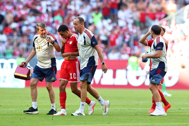 MUNICH (Germany), 15/08/2026.- Jamal Musiala of Munich leaves the pitch injured the Telekom Cup between Bayern Munich and RB Leipzig in Munich Germany, 15 August 2026. (Alemania) EFE/EPA/ANNA SZILAGYI CONDITIONS - ATTENTION: The DFB regulations prohibit any use of photographs as image sequences and/or quasi-video.