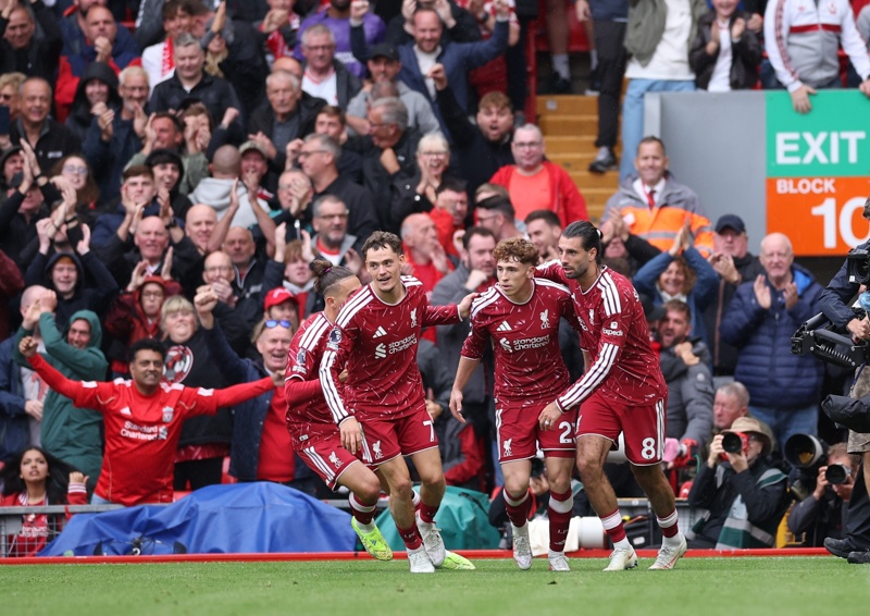 Víctor Muñoz rescata a Iraola: Liverpool empata ante Nottingham Forest