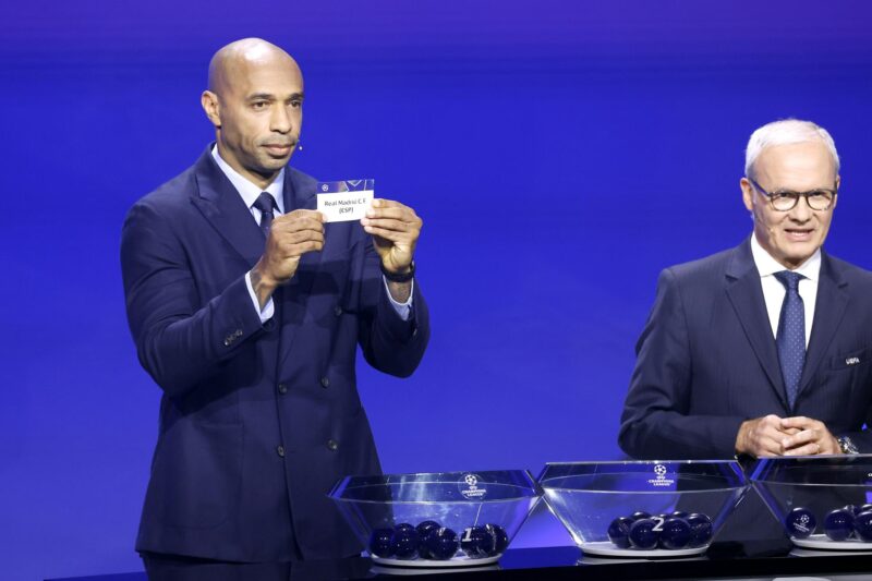 Cómo en feria: El sorteo de la Champions define rivales para españoles Thierry Henry muestra el nombre del Real Madrid. EFE/EPA/SEBASTIEN NOGIER