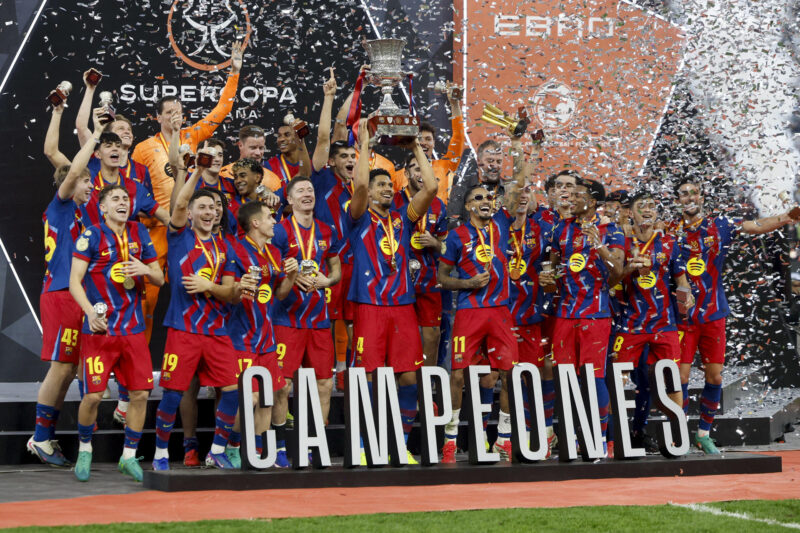 Los jugadores del FC Barcelona levantan el trofeo de campeón tras ganar la final de la Supercopa de España ante el Real Madrid, el 11 de enero de 2026, en el estadio Ciudad Deportiva del Rey Abdalá de Yeda (Arabia Saudí). EFE/ Kai Försterling