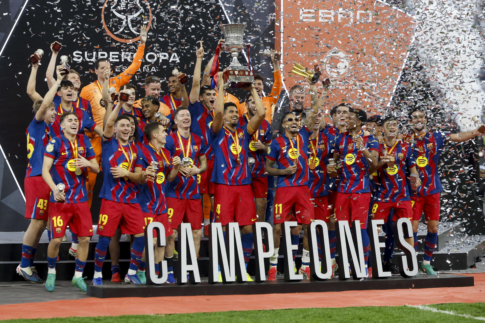 Los jugadores del FC Barcelona levantan el trofeo de campeón tras ganar la final de la Supercopa de España ante el Real Madrid, el 11 de enero de 2026, en el estadio Ciudad Deportiva del Rey Abdalá de Yeda (Arabia Saudí). EFE/ Kai Försterling