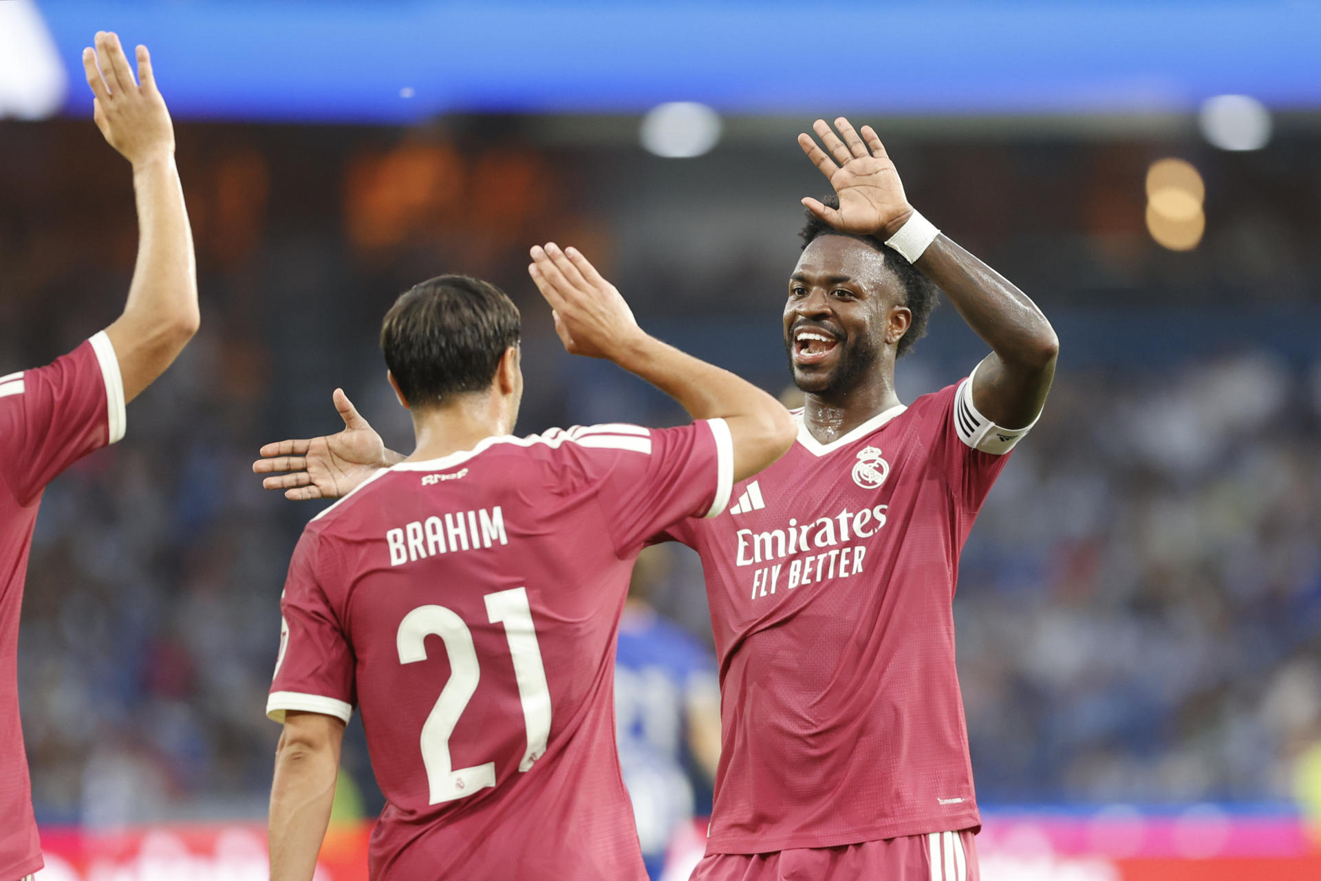 El delantero del Real Madrid Brahim Díaz (i) celebra con Vinicius Jr. su gol ante el Deportivo, durante el partido del trofeo Teresa Herrera que Deportivo de A Coruña y Real Madrid disputan este miércoles en el estadio de Riazor, en A Coruña. EFE/Cabalar