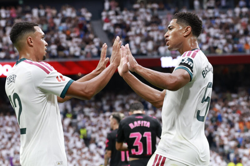 El centrocampista inglés del Real Madrid Jude Bellingham (d) celebra uno de sus goles con su compatriota Trent Alexander-Arnold durante el partido de LaLiga entre el Real Madrid y el Málaga, este domingo en el estadio Santiago Bernabéu. EFE/ Chema Moya