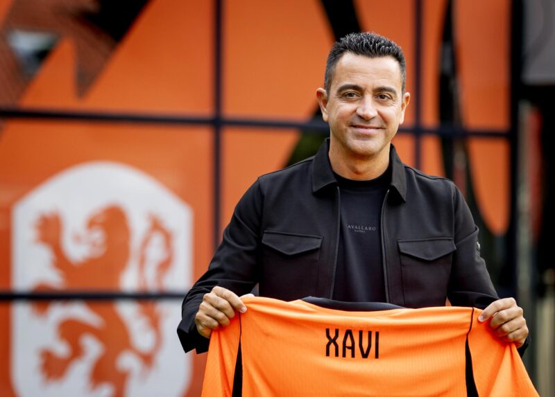 El nuevo seleccionador Xavi Hernández asiste a su presentación como seleccionador del equipo nacional de fútbol de Países Bajos, en Zeist, Países Bajos, 25 de agosto de 2026. (Países Bajos; Holanda) EFE/EPA/KOEN VAN WEEL
 
//////////
 
Zeist (Netherlands), 25/08/2026.- Newly appointed head coach Xavi Hernandez attends his presentation as head coach of the Dutch national soccer team, in Zeist, the Netherlands, 25 August 2026. (Países Bajos; Holanda) EFE/EPA/KOEN VAN WEEL